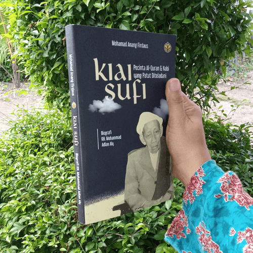Buku KYAI SUFI, Biografi KH.M. Adlan Aly